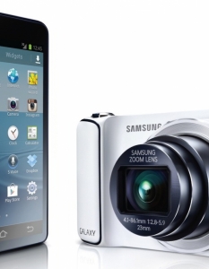  
20. Samsung Galaxy Camera / Nikon Coolpix S800c
 
Android манията не подмина дори един клас устройства, традиционно намиращи се доста далеч от сферата на мобилните комуникации – цифровите фотоапарати. През тази година видяхме няколко доста интересни примера в това отношение, които са вид негласно призвание, че камерафоните прогресивно "изяждат" пазарния дял на класическите фотоапарати, а модели като Galaxy Camera и Coolpix S800c са отговорът на това предизвикателство. В общи линии идеята тук е: същата лекота и гъвкавост на употреба, предлагн от Android базираните устройства, но съчетани със значително по-високо качество на цифровата фотография.