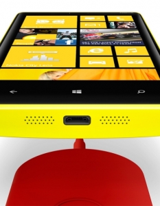  
14. Nokia Lumia 920
 
Там, където Apple предложиха на iPhone феновете повече, Nokia им предложи "нещо ново, различно и истински иновативно". Обявен от много специализирани медии за най-иновативния смартфон на 2012, Lumia 920 успя до голяма степен да възстанови позагубения през последните няколко години престиж на финландската компания и да покаже, че Nokia още ги бива. Флагманът в новата Windows Phone 8 фамилия на компанията предлага убийствена комбинация от последна генерация четириядрен процесор Qualcomm Krait, графично ядро Adreno 225, WXGA (1280 × 768) IPS дисплей с диагонал от 4.5 инча, 8.7 мегапикселова PureView камера и опция за безжично зареждане.