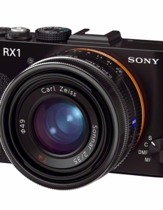  
13. Sony RX1
 
Вторият изключително солиден аргумент в полза на предстоящата генерална смяна на поколенията и скъсването с малоформатните, APS-C сензори. RX1 - въпреки разорителната си цена от близо 3000 долара и странното решение на Sony за оборудването му с един-единствен статичен (несменяем) обектив - е истинско постижение в света на компактните цифрови фотоапарати. На практика това, което предлага този модел, е качество, достъпно до момента само за притежателите на най-скъпите DSLR камери от висок клас, но в изключително скромни, буквално джобни размери.