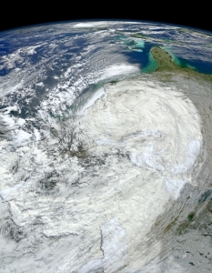3. Sandy Hurricane
През 2011 г. това бе земетресението в Япония. Година по-късно най-коментираният природен катаклизъм на планетата е ураганът Санди, който връхлетя Карибите и достигна североизточното крайбрежие на Съединените щати в края на октомври 2012 г. С диаметър от близо 2000 км, Санди бе обявен за най-големия атлантически ураган, а щетите от него, възлизащи на над $65.6 млрд., го превръщат във втория "най-разорителен " атлантически ураган в историята (след Катрина). Броят  на хората, чийто живот бе отнет при преминаването на Санди през седемте държави по пътя му, е 253. Тук е моментът да се спомене, че северноамериканските потребителите съставляват около 14% от световната интернет общност, която към 31 март 2011 г. наброяваше 2 095 млрд. души. Английският език продължава да е най-използваният от интернет потребителите.