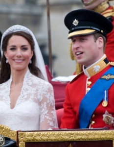 6. Kate Middleton
Благородството задължава Кейт Мидълтън да отдаде заслуженото за шестото си място в Google Zeitgeist на сестра си и братовчедка си – Пипа Мидълтън и Катрина Дарлинг. Макар да не живеят в Бъкингамския дворец и да не делят едно легло с монарх, двете дами определено предизвикаха голям шум, излязъл далеч отвъд пределите на Обединеното кралство. И всичко това заради липсата на свян и у двете, когато става дума за актова фотография. Свян, каквaто многопочитаемата съпруга на уелския принц Уилям притежава или поне е длъжна да симулира, но която ни й попречи да се озове топлес на страниците на френско списание и оттам нашир и надлъж в световната интернет мрежа. Добавете и слуховете за бременност и официалното обявяване на първата истинска такава за Кейт, и мястото й сред най-търсените фрази в Google не би могло да е другаде, освен в топ 10.
