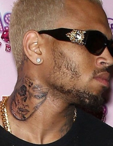 3. Chris Brown Въпреки твърденията на рапъра Крис Браун, че татуировката на врата му всъщност е образ от мексиканския Ден на мъртвите, той даде и солидни основания за аналогия с бившата му приятелка Риана, която съмнително много приличаше на изображението след побоя, който той самият й нанесе през 2009 година.