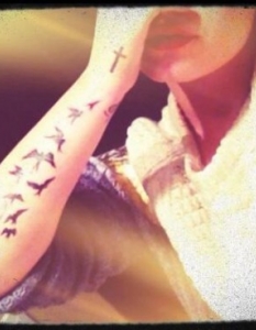 4. Demi LovatoПтиците на ръката на певицата са направени не от кого да е, а от известната татуистка и реалити звезда Kat von D.
