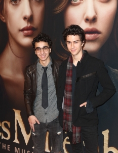 Alex Wolff и Nat Wolff (д)