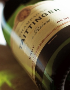 TaittingerПрез 1734 г. преуспяващият търговец на шампанско Jacques Fourneaux основава своя собствена компания, която впоследствие приема името Taittinger. Шампанското с това име е предпочитано от Джеймс Бонд наред с неговите любими мартинита. Флагмани на компанията са Comtes de Champagne (съставено от 100% Chardonnay) и Comtes de Champagne Rosé (микс от Pinot Noir и Chardonnay в съотношение 7:3). 