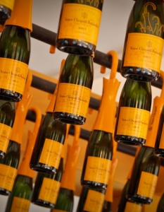 Veuve CliquotПроизвеждано от 1772 г., Veuve Clicquot Ponsardin изиграва важна роля за налагането на шампанското като любима напитка на буржоазната класа и благородниците в Европа. Името му идва от това на неговия създател Philippe Clicquot-Muiron и френската дума veuve, която означава вдовица. Именно вдовицата на Clicquot-Muiron - Barbe-Nicole Ponsardin - която наследява неговата компания, съсредоточава усилията си (и капитала му) в производството на шампанското, чиито продажби от 1987 г. насам носят печалби на корпорацията Louis Vuitton Moët Hennessy. Също като Bollinger, Veuve Cliquot получава royal warrant, но не от кралица Виктория, а от действащата кралица на Обединеното кралство – Елизабет II.