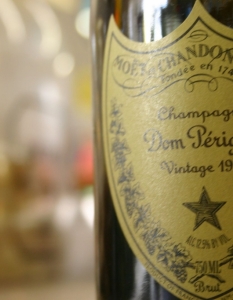Dom PerignonDom Perignon е кръстено на името на бенедиктинския монах Дом Пиер Периньон, живял през XVII в., който се счита за бащата на пенливото вино и изобретява специфичната тапа, с която то се бутилира. Dom Perignon е най-престижното cuvee, произвеждано от Moet & Chandon.