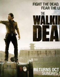 The Walking Dead Още едно хитово заглавие на AMC, което се нарежда сред най-гледаните сериали в САЩ - The Walking Dead продължава да радва феновете си със своя трети сезон. Главните роли в създадената от Франк Дарабонт (Frank Darabont) поредица са поверени на Андрю Линкълн (Andrew Lincoln), Сара Уейн Келис (Sarah Wayne Callies) и Норман Рийдъс (Norman Reedus).