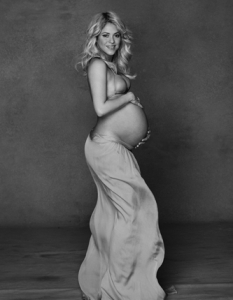 Шакира - гола и бременна заедно с Жерар Пике във фотосесия за Unicef - 1