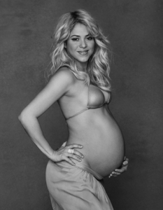 Шакира - гола и бременна заедно с Жерар Пике във фотосесия за Unicef - 2