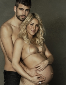 Шакира - гола и бременна заедно с Жерар Пике във фотосесия за Unicef - 3