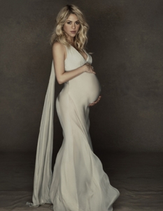 Шакира - гола и бременна заедно с Жерар Пике във фотосесия за Unicef - 6