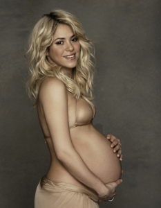 Шакира - гола и бременна заедно с Жерар Пике във фотосесия за Unicef - 7