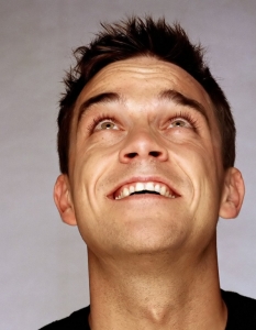 3. Robbie Williams - Supreme
Бившият член на Take That имаше и друго видео на спортна тематика - фигурно пързаляне, но ние предпочетохме това, в което той е досущ като един Джеки Стюърт от Формула 1.
