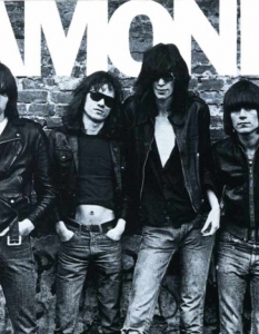 2. RamonesАко някой си мисли, че е лесно да се сътворят десетки велики песни с едни и същи 3-4 акордa, значи е в голяма грешка. Ramones са като The Beatles - правят опростени песни с опростени мелодии, но с фундаментално значение. Легендарните американци са носители на етикета "първата истинска пънк банда". Трима от оригиналните членове на бандата - Joey, Johny и Dee Dee - вече не са между живите, но музиката на Ramones продължава да тлее като вечен огън.Класически албум: Ramones (1976)

