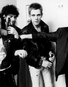 1. The ClashThe Clash не са просто най-емблематичната пънк група за всички времена. Те заслужават много повече от площад, кръстен на името на Джо Стръмър (Joe Strummer). The Clash заслужават собствена островна държава, където техният еклектичен микс от пънк, ню уейв, рокендрол, реге, дъб, фънк, рап и какво ли още не ще звучи нон-стоп. Влиянието на тази банда върху музиката е като влиянието на Аристотел, Галилео Галилей и Алберт Айнщайн върху човешкото ежедневие - непосилно за обяснение с прости думи.Класически албум: London Calling (1979)
