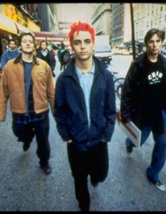 9. Green DayБили Джо Армстронг (Billie Joe Armstrong) и компания донякъде са се превърнали в мръсна дума, когато биват споменавани в едно изречение с понятието "пънк". Техните албуми от 90-те обаче са истински наръчници за правене на мелодичен поп-пънк. Когато си продал над 70 милиона албума в цял свят и си отворил вратите към успеха за имена като Blink-182, Sum 41 и Avril Lavigne, няма как да не си влиятелен.Класически албум: Dookie (1994)
