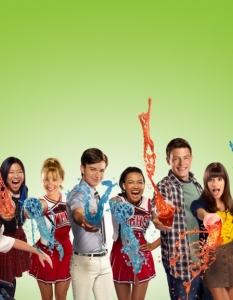 GleeGlee (Клуб Веселие) е един от най-успешните тийн сериали през последните няколко години и основен фаворит за повечето телевизионни награди. Продукцията на Fox печели Златен глобус две поредни години за 2009 и 2010 година и всъщност най-точно отговаря на формулировката на категорията "Най-добър телевизионен сериал - комедиен или мюзикъл", тъй като е съчетание между двата жанра. 