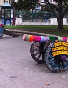 Топ 30 идейни проекта на градско опаковане с прежда (guerrilla knitting) - 13