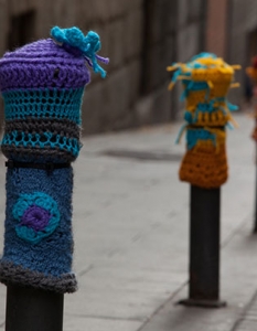 Топ 30 идейни проекта на градско опаковане с прежда (guerrilla knitting) - 20