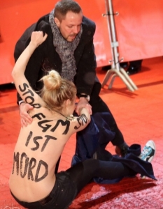 Активистки от FEMEN протестират на филмовия фестивал Берлинале 2013 - 14