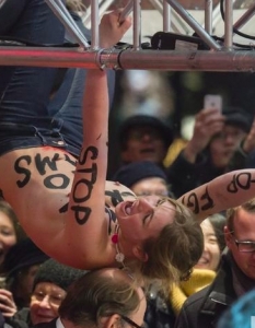 Активистки от FEMEN протестират на филмовия фестивал Берлинале 2013 - 15