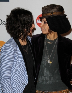 Sara Gilbert, Linda Perry