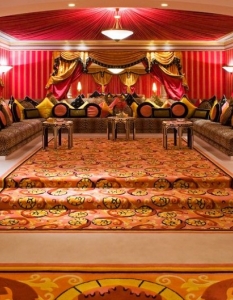 12. Royal Suite, Burj Al Arab, Dubai US$ 18 716 за една нощувка