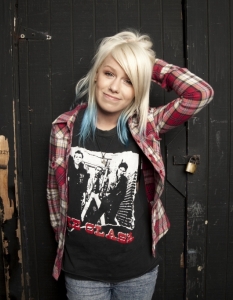 Джена Макдугъл - Jenna McDougall (Tonight Alive)
Музикантите от Tonight Alive често биват наричани "австралийските Paramore" заради сходството в музикалното им звучене. Русокосото изкушение Джена Макдугъл е това, което привлича вниманието ни върху бандата. Нейният захаросан поп пънк чар ала Аврил Лавин (Avril Lavigne) няма как да остане незабелязан, колкото и това да звучи като голямо клише. Съжалявам, че трябва да го кажа, но, момичета от Tonight Alive, без Джена сте заникъде. 
