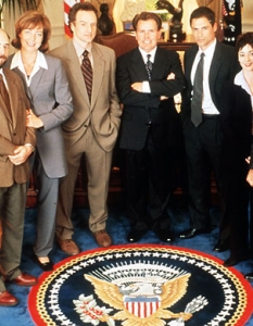 The West WingЕдин от най-успешните политически сериали - The West Wing (Западното крило), създаден от Арън Соркин (Aaron Sorkin) - също е сред поредиците на NBC, които си заслужава да гледате. The West Wing печели Златен глобус за най-добър драматичен сериал през 2001 година, а главната роля е поверена на Мартин Шийн (Martin Sheen), който получава същото отличие за изпълнението си. 