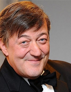 Стивън Фрай (Stephen Fry)Още един брилянтен английски актьор, в чиято кариера театърът и киното винаги са вървели успоредно. Стивън Фрай (Stephen Fry) е известен с ролите си в Sherlock Holmes: A Game of Shadows, Alice in Wonderland и V for Vendetta. Освен театрален актьор Фрай е и автор на пиеси и носител на множество престижни театрални отличия като Perrier Comedy Award и награда Fringe First от театралния фестивал в Единбург.