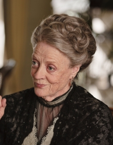 Маги Смит (Maggie Smith)Освен с поредицата Harry Potter и с хитовия сериал Downton Abbey вероятно свързвате двукратната носителка на "Оскар" Маги Смит (Maggie Smith) и с други прекрасни филмови заглавия като The Best Exotic Marigold Hotel, California Suite, A Room with a View и Gosford Park. Нейната кариера също започва в театъра. Сред многобройните й театрални и филмови отличия е и награда Tony за ролята й в пиесата Lettice and Lovage, написана специално за нея.