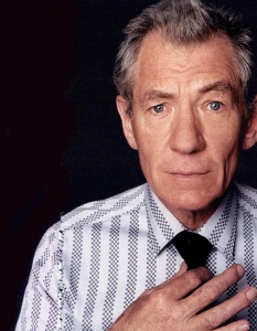 Иън Маккелън (Ian McKellen)Двукратно номинираният за "Оскар" актьор, когото сме сигурни, че сте гледали в ролята на Гандалф в The Lord of the Rings и The Hobbit, както и в много други прекрасни роли в киното, е считан за един от най-великите актьори на нашето време. Иън Маккелън (Ian McKellen) също е част от Кралската Шекспирова компания (Royal Shakespeare Company) и е носител на множество престижни театрални отличия, сред които са няколко награди Laurence Olivier и награда Tony. 