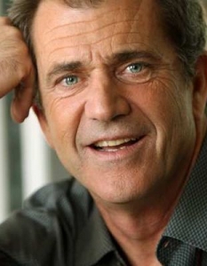 Мел Гибсън (Mel Gibson)Първата асоциация при споменаването на името на Мел Гибсън (Mel Gibson) вероятно още дълго време ще бъде свързана с донеслия му "Оскар" филм Braveheart (Смело сърце). Режисьор, актьор и продуцент, Гибсън е познат на кинофеновете и с изпълненията си в хитовите екшън комедии Lethal Weapon (Смъртоносно оръжие), военната драма The Patriot и Conspiracy Theory. Неговата актьорска кариера обаче също започва на театралната сцена. Той завършва театралната академия в Сидни и още като студент играе главната роля в "Ромео и Жулиета" заедно с Джуди Дейвис (Judy Davis).