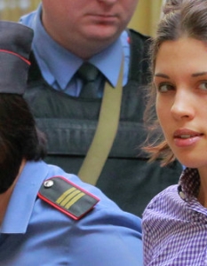 Надежда Толоконникова - Nadezhda Tolokonnikova (Pussy Riot)
Съдебният процес срещу Pussy Riot в Русия неочаквано превърна едно момиче в секссимвол. Надежда влезе в класацията на Askmen - Топ 100 на най-желаните жени на планетата, а каузата, заради която тя и останалите от групата се жертваха, я превърна в съвременен вариант на Жана Д’Арк. Все още е спорно и недоказано дали от песните на Pussy Riot прозира талант, но със сигурност Надежда е флагманът на музикалния бунт по света.
