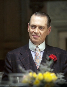 Boardwalk EmpireОще една поредица на HBO, която се радва на изключителен успех. Boardwalk Empire (Престъпна империя) проследява историята на Ники Томпсън - престъпния гений, управлявал Атлантик сити по време на Сухия режим в началото на миналия век. В ролята на Томпсън е Стив Бушеми (Steve Buscemi).