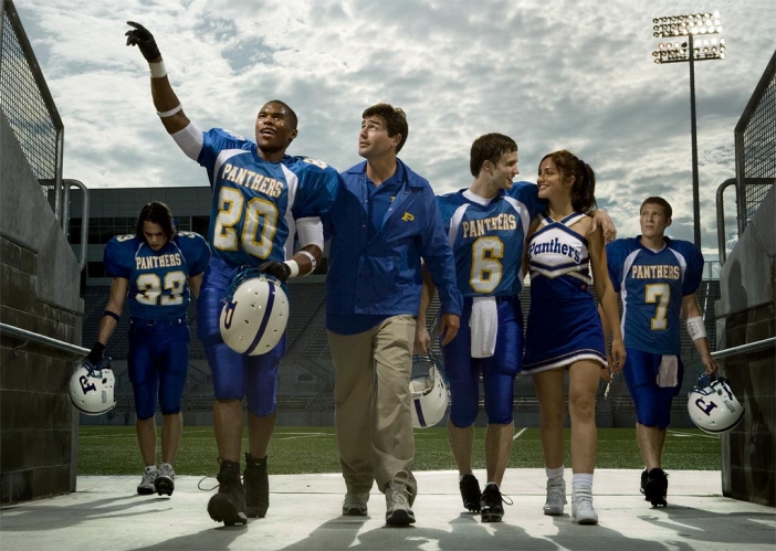 Friday Night Lights Сериалът на NBC Friday Night Lights е базиран на едноименните книга и филм и проследява историите на играчите и треньора на гимназиален отбор по американски футбол. Главните роли са поверени на Каил Чандлър (Kyle Chandler), Тейлър Кич (Taylor Kitsch) и Ейми Тийгардън (Aimee Teegarden), а поредицата е отличена с три награди Emmy. 