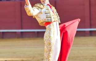 Испанска корида: Novilladas in Plaza de Toros de Sevilla, май 2012 г.