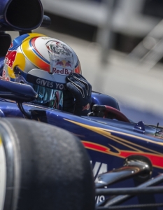 Отбор: Toro Rosso Двигател: Ferrari Пилоти: Жан-Ерик Верн (на снимката) и Даниел Рикардо Представяне през сезон 2012: Девето място Дебют във Формула 1: 2006 г.