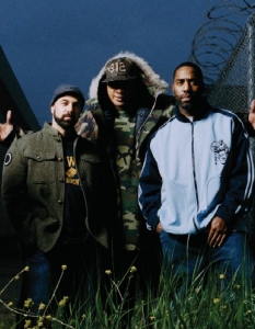 10.Jurassic 5Групата, която оказа най-голямо влияние върху хип-хопа след 90-те години. Уникални музикантски инструментали благодарение на Cut Chemist и DJ Nu-Mark, а Chali 2na и останалите MC-та доставят солидна доза реализъм с поучителни и образователни рими, предназначени за далеч по-интелигентна публика. През 2013 година Jurassic 5 отново възобновиха дейност като група, засега само с концерти, но дано скоро и с нов албум.Класически албум: Quality Control (2000)
