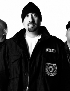 9.Cypress HillЛатино елементите в хип-хопа достигат комерсиални висоти чак след появата на Cypress Hill. Предвождани от B-Real и неговия специфичен глас, калифорнийците създават безброй опуси за тревата и хроникират полицейския произвол срещу гражданите. Ако DJ Muggs беше китарист, той щеше да бъде Карлос Сантана. С годините песните на Cypress Hill не са загубили и 1 процент от своята парти насоченост.Класически албум: Cypress Hill (1991)
