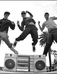 5.Beastie BoysБелите могат не само да скачат, но и да забиват здраво. Beastie Boys имат огромен музикален завет, който сигурно ще продължи да се увеличава и след смъртта на Adam "MCA" Yauch. Без съмнение тримата нюйоркчани от еврейски произход имат запазено място в историята на музиката като една от най-прогресивните и неподлежащи на стилово класифициране групи. Класически албум: Check Your Head (1992)
