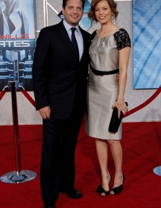 Elizabeth Banks и Max HandelmanЗвездата от The Hunger Games среща своя съпруг, избрал кариерата на спортен журналист и продуцент, в първия си ден в колежа към University of Pennsylvania. Двамата сключват брак през 2003 г. - 11 години след началото на връзката си.