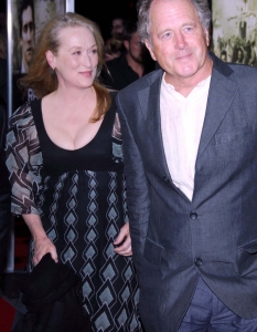 Meryl Streep и Don GummerПолучавайки третия си Оскар, всепризнатата от критиката и киноманите американска актриса заяви пред целия свят, че е получила от своя съпруг - скулптора Дон Гъмър, за когото е женена вече близо 35 години - всичко, което счита за най-ценно в своя живот. Любовта им пламва от пръв поглед, а резултат от нея са четирите деца, родени от Стрийп между 1979 и 1991 г.