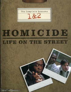 Homicide: Life on the StreetHomicide: Life on the Street е едно от най-успешните заглавия на NBC през деветдесетте години. Сериалът е базиран на романа на Дейвид Саймън (David Simon) Homicide: A Year on the Killing Streets. За седемте си сезона поредицата е отличена с четири награди Emmy. Действието проследява случаите на екип полицаи от отдел "Убийства" в Балтимор. 