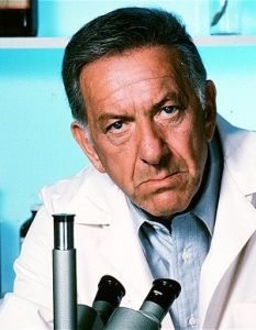 Dr. R. Quincy M.E. - Quincy M.E.Quincy, M.E. e сериал на NBC, излъчван от 1976 до 1983 г. Централният персонаж е патологът доктор Куинси, чиято роля е поверена на Джак Клъгман (Jack Klugman). През десетте си сезона поредицата е номинирана за награда Emmy десет пъти, като четири от номинациите са за изпълнението на Клъгман. 