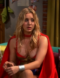 Penny - The Big Bang Theory Още  една блондинка. Пени - симпатичната русичка сервитьорка, която  живее до гениалните физици Ленард и Шелдън. Освен това в някои отношения  е изненадващо по-умна от тях. Не когато става дума за наука, разбира  се, но все пак... В ролята на Пени е Кейли Куоко (Kaley Cuoco), която вероятно сте гледали и в друг хитов ситком - 8 Simple Rules.