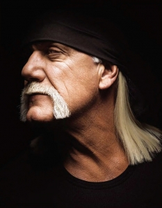 Хълк Хоуган (Hulk Hogan)
Без съмнение Хълк Хоуган (Hulk Hogan) е най-голямата икона в историята на кеча. Благодарение на изумителната си харизма Хълкстър е също така и първият кечист, който наистина успява да пробие в Холивуд. 
Макар да участва предимно в екшън-комедии без особена художествена стойност, Хоуган се справя със задачата да забавлява публиката, а сериалът Thunder in Paradise (Гръм в рая) е едно от заглавията, което определено мнозина ще си спомнят с носталгия.