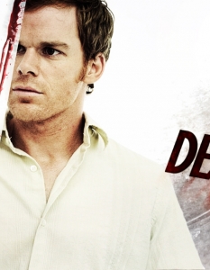 Декстър Морган – DexterАко досега не сте попадали на сериал, в който серийният убиец е положителен персонаж, отделете малко време за Dexter на Showtime. Декстър Морган е стеснителен, мил, грижовен към близките си, работи в полицията и е сериен убиец. Това, което го отличава от останалите, е изборът му на жертви - той убива единствено други серийни убийци. 
В ролята на Декстър е Майкъл Хол (Michael C. Hall). Актьорът е отличен със "Златен глобус" за изпълнението си, а сериалът се радва на изключителен успех вече седем поредни сезона.