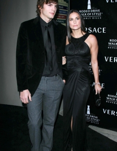 Аштън Къчър и Деми Мур заедно като двойка между 2005 и 2010 г. - 7